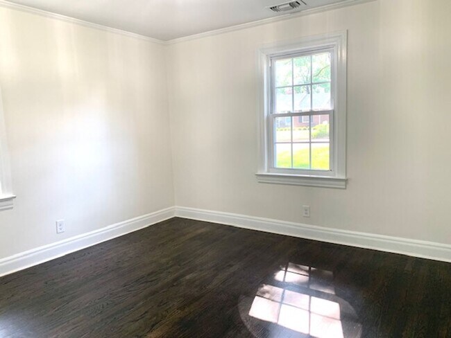 Building Photo - 4 Bedroom, 3 Bath Home w/  1 Car Garage