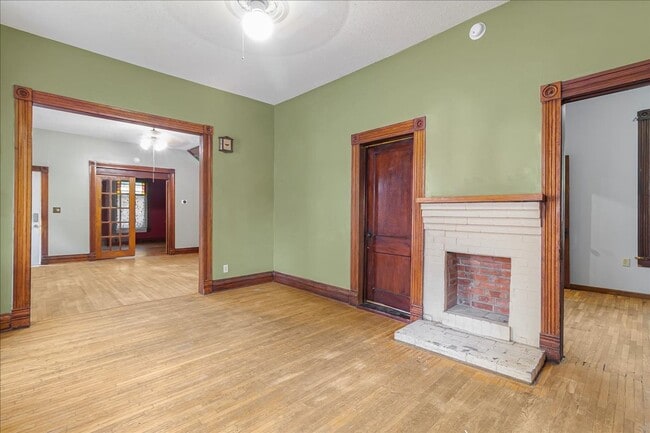 Building Photo - 411 N College St