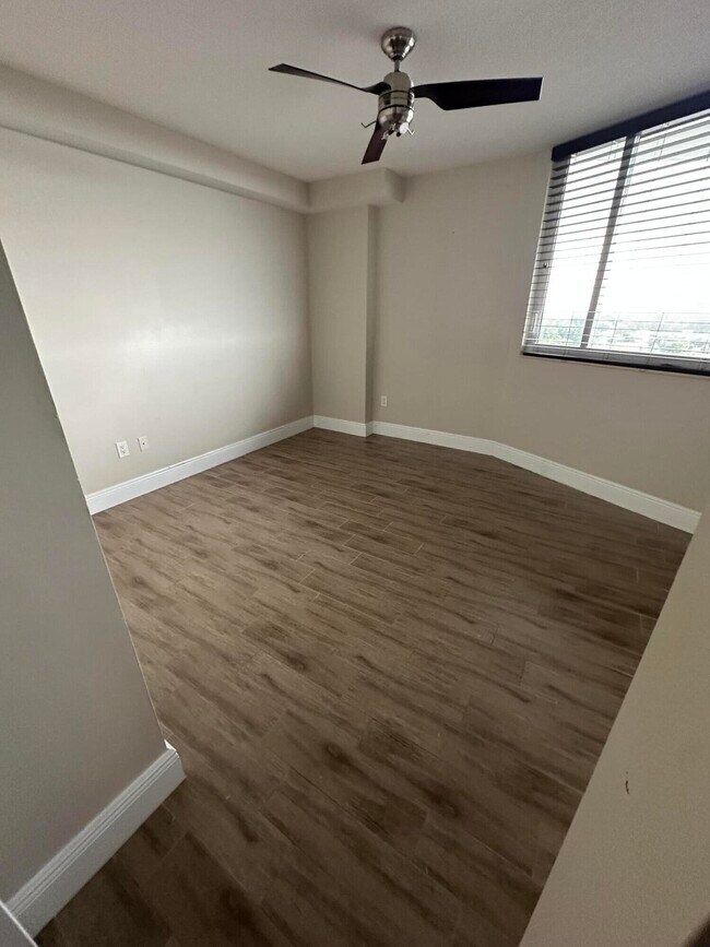 Building Photo - 1551 N Flagler Dr