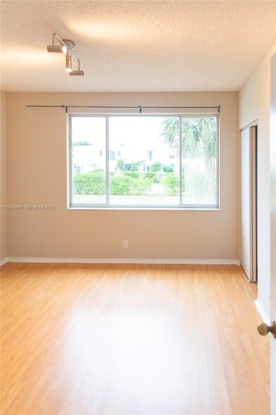 Building Photo - 16749 Hemingway Dr