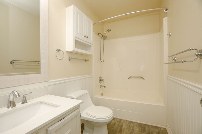 Building Photo - Spacious Townhome Move in Ready!!