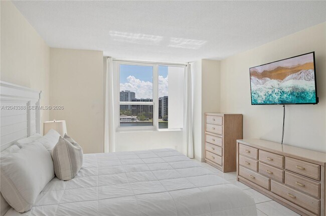 Building Photo - 3505 S Ocean Dr