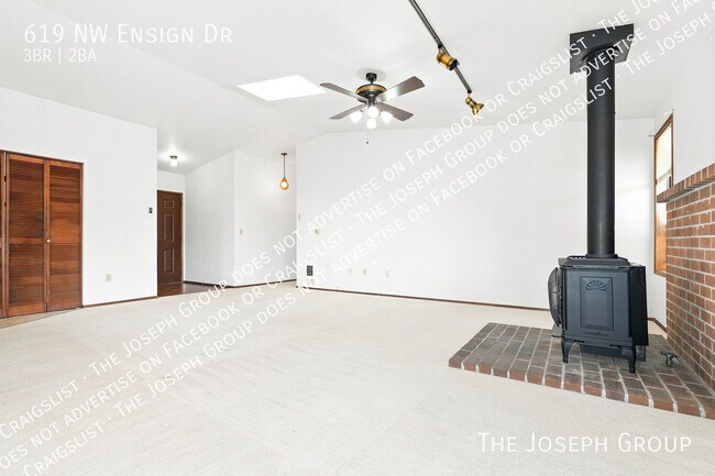 Building Photo - 619 NW Ensign Dr