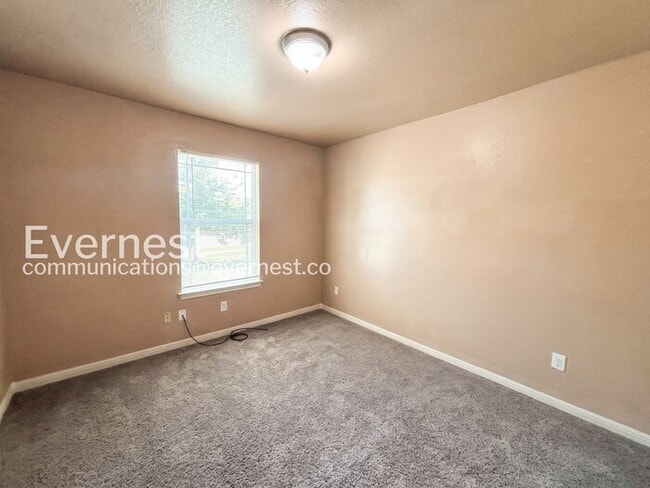 Building Photo - 4 Bed, 2 Bath Home with Fenced Yard & Garage / Pet-Friendly / Coming Soon!
