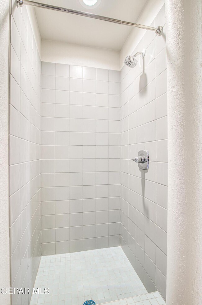 Building Photo - 312 E Overland Ave