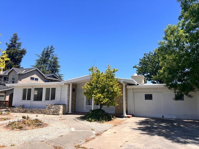 Building Photo - 14892 Donner Dr
