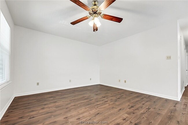 Building Photo - 1201 Autumn Cir