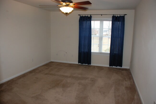 Building Photo - Well Maintained Townhome in Colonial Heritage in Williamsburg