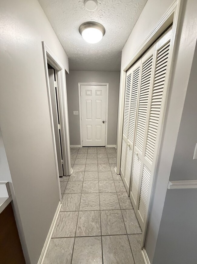 Building Photo - Prime location for a perfect 3 bed and 1.5 bath home!