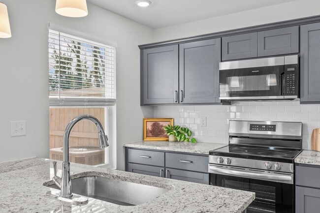 Building Photo - Beautiful 3 Bedroom 2.5 Bath Townhome in East Main Meadows