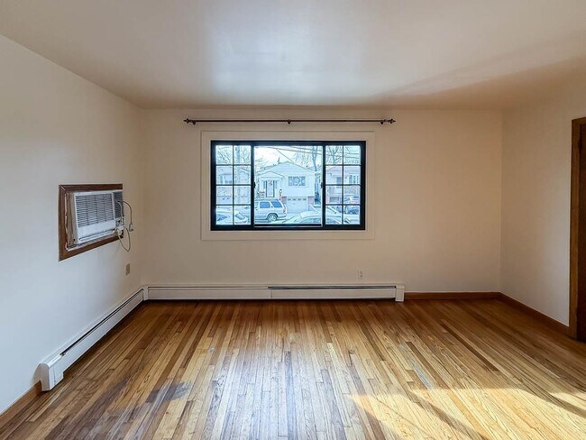 Building Photo - 14 Suburbia Ct