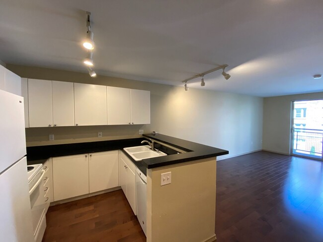 Building Photo - 1 Bed 1 Bath Condo in Seattle - Includes P...