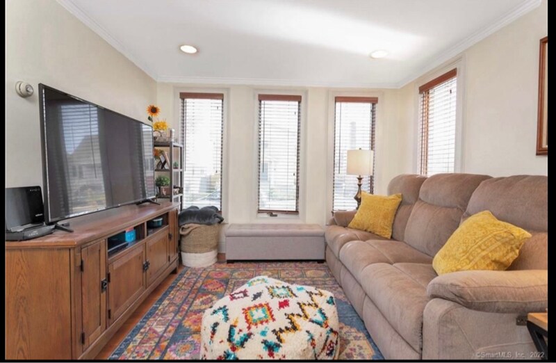 Building Photo - 185 King St