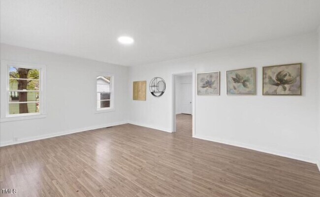 Building Photo - Three Bedroom Home!