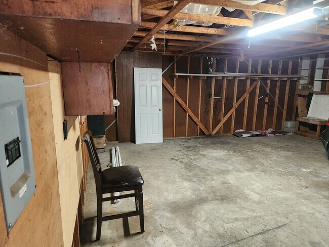 Building Photo - Beautiful and spacious 3 bedroom 1 bath ho...