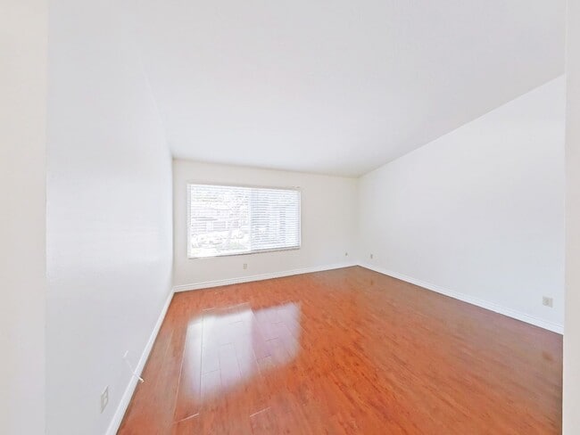 Building Photo - Lakeview Townhouse - 2 Bed / 1 ½ Bath