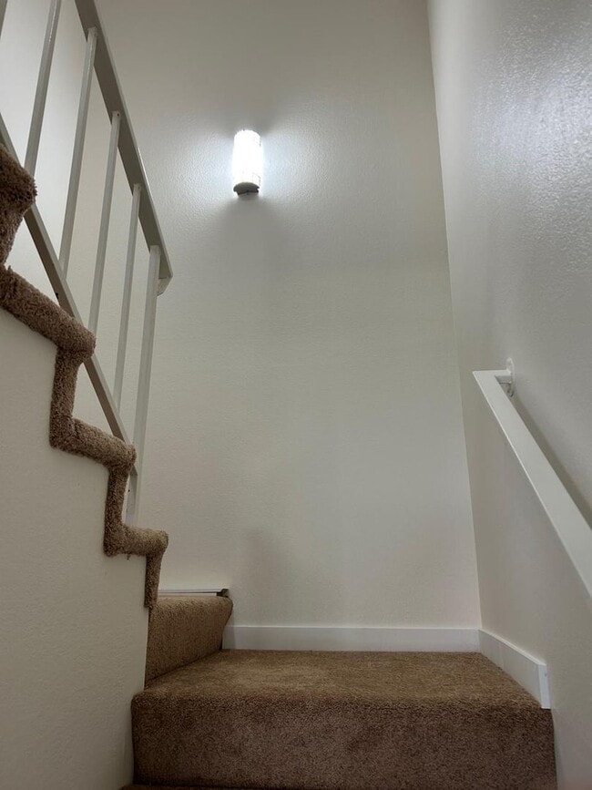 Building Photo - Brand-New, Fully Renovated 3 Bd / 1.5 Bth ...