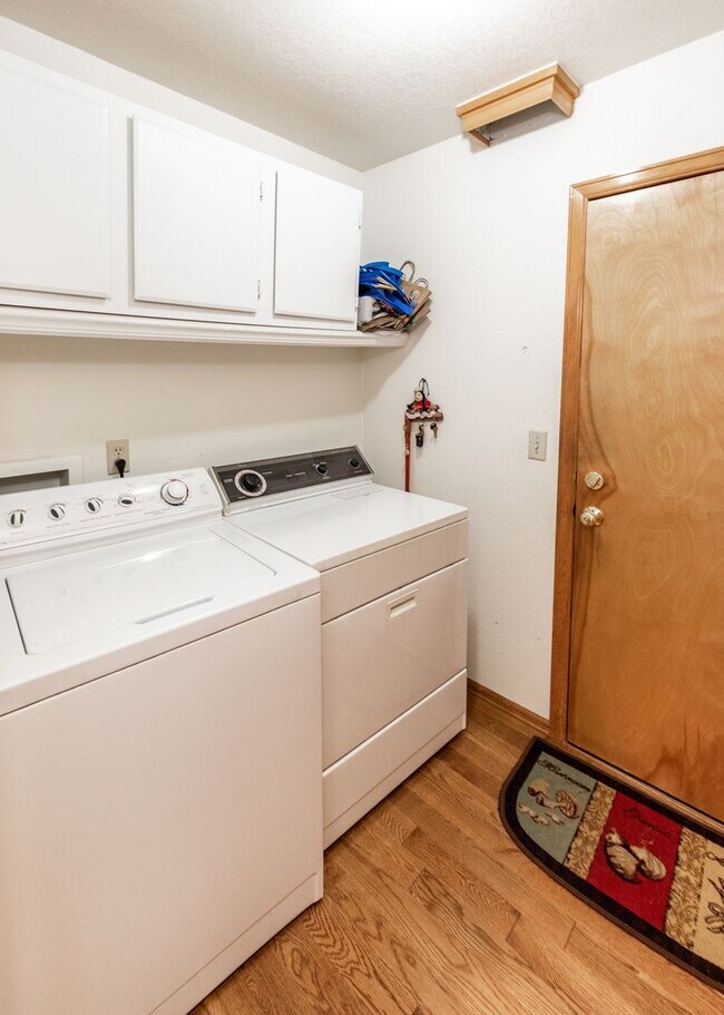 Building Photo - Spacious 5 Bedroom in D20 centrally located