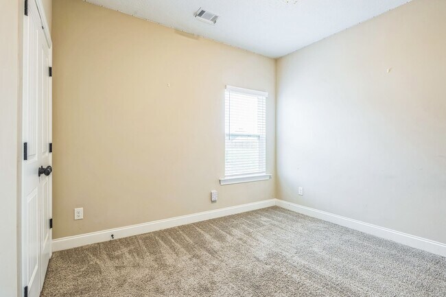 Building Photo - Charming 3BR House in Warrenville