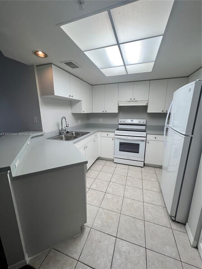 Building Photo - 2033 SE 10th Ave