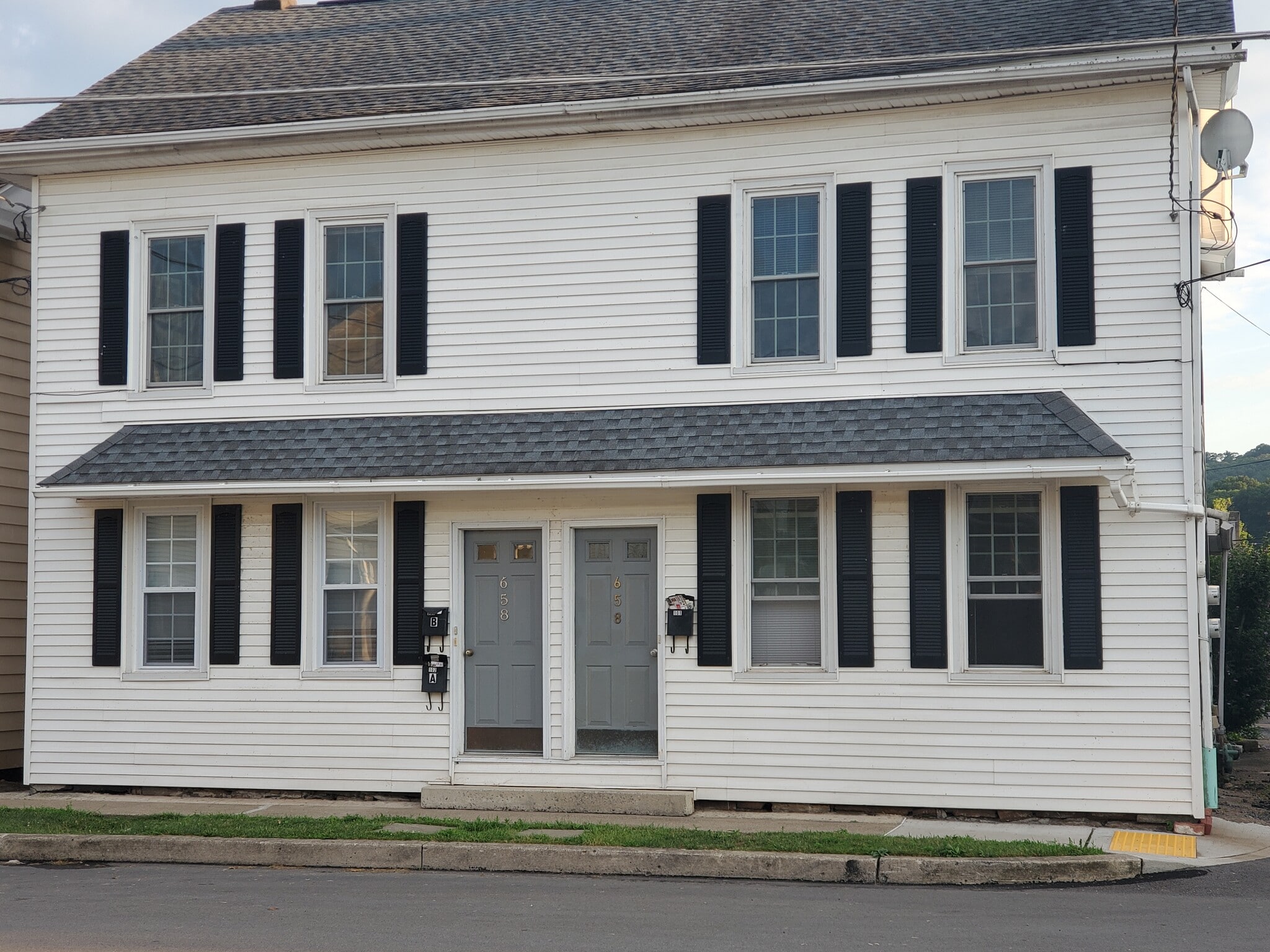Updated townhouse in quiet neighborhood - 658 Grand St