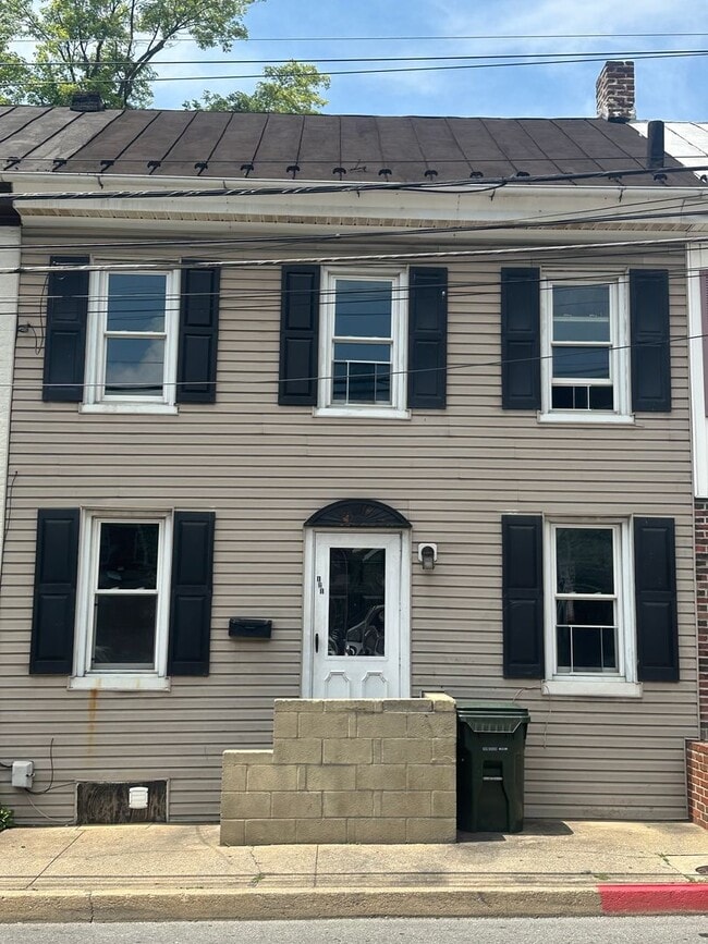 Building Photo - Single Family House located on North Locus...