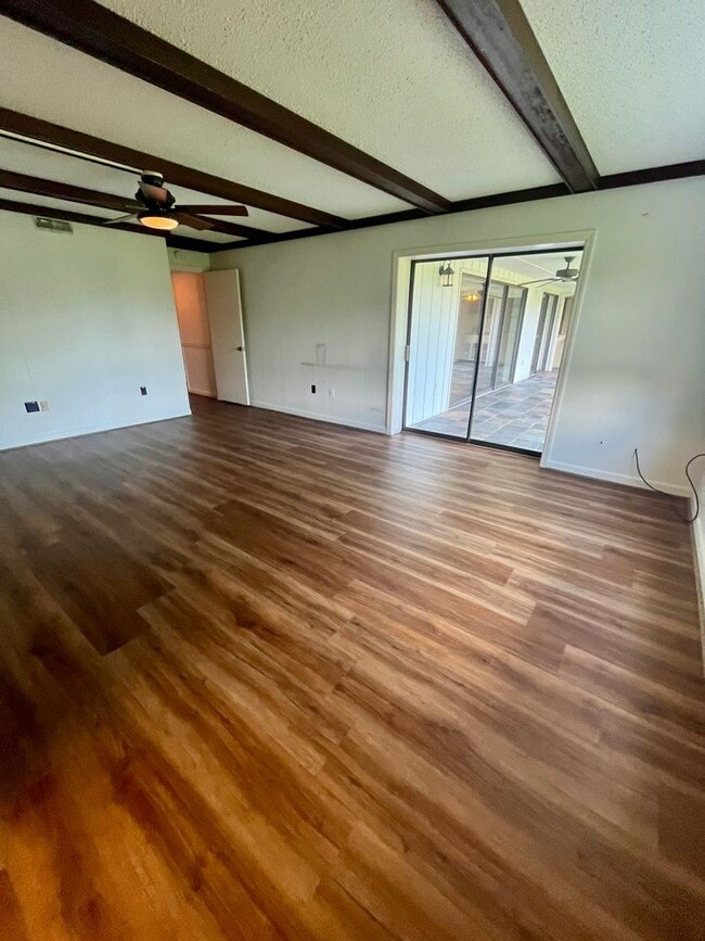 Building Photo - Well-Located One-Level Condo -- Just Minut...