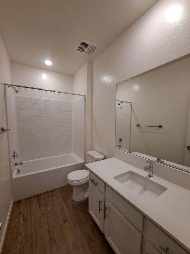 Building Photo - 3 Bedroom Home Near Armstrong & Olive!