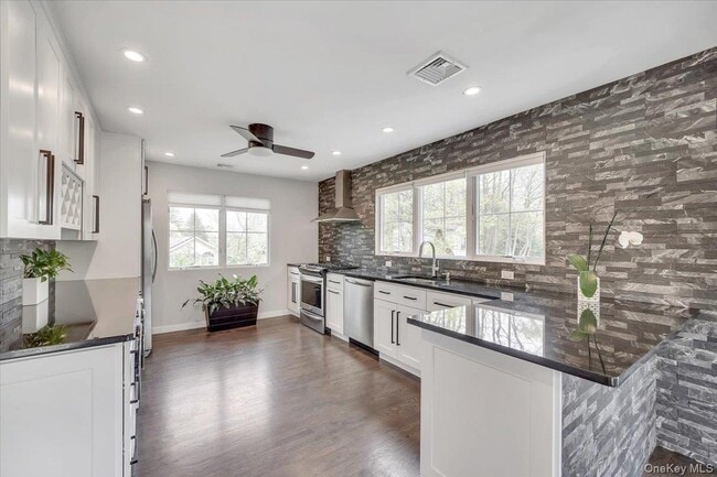 Building Photo - 10 Sandhage Dr