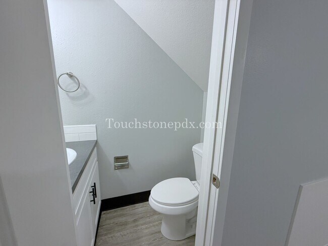 Building Photo - Newly Renovated 2-bedroom Apartment