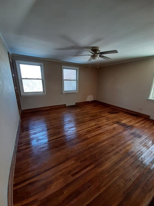 Building Photo - 461 W 3rd St