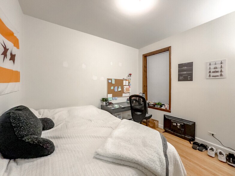 Building Photo - 6711 N Sheridan Rd