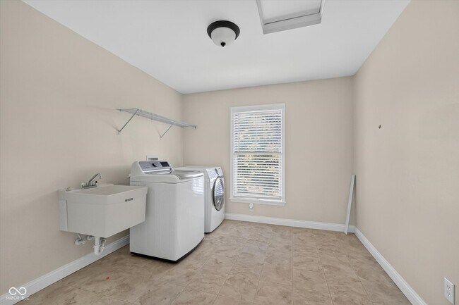 Building Photo - 13636 Falcon Way