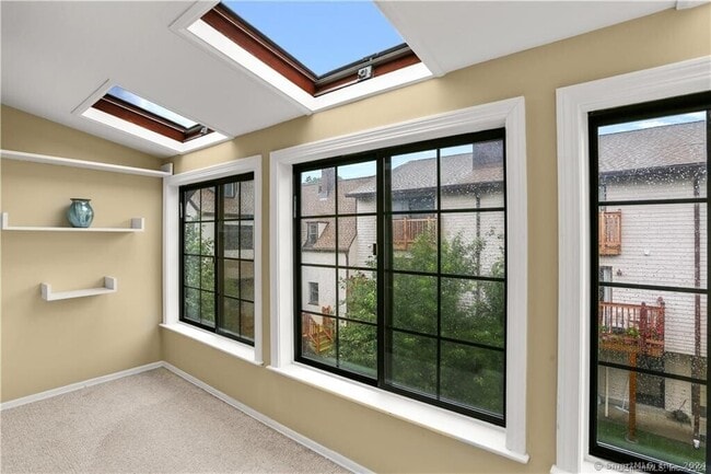 Building Photo - 237 Strawberry Hill Ave