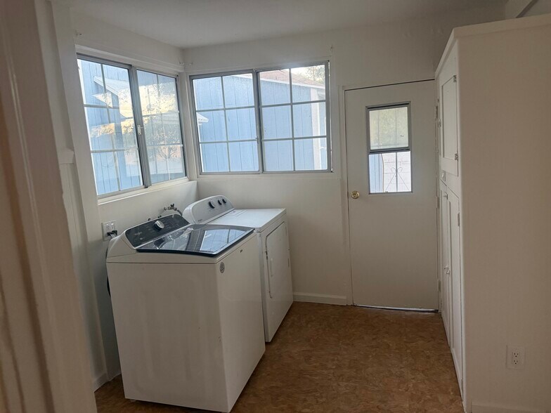 Building Photo - 2108 Casitas Ave