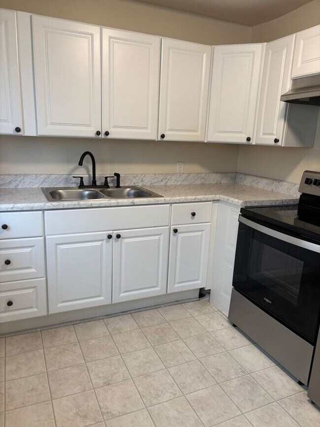 Building Photo - 1504 Converse Ave