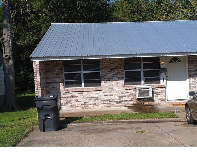 Primary Photo - 704 S Strawberry Ave