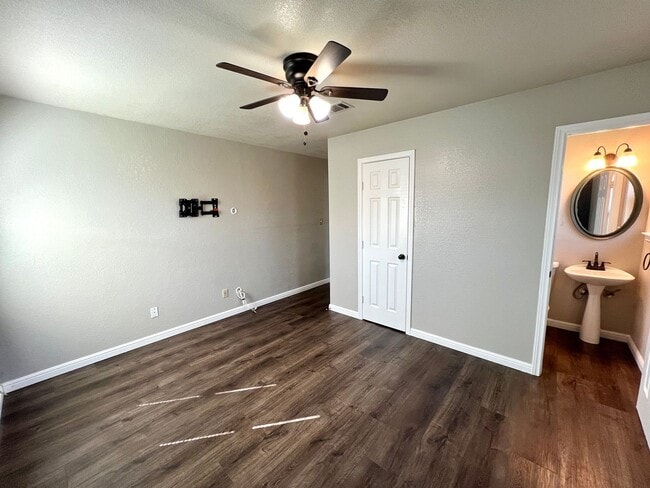 Building Photo - FOR LEASE! 3 Bedrooms, 1.5 Baths, 1 Car Garage with a HUGE Backyard