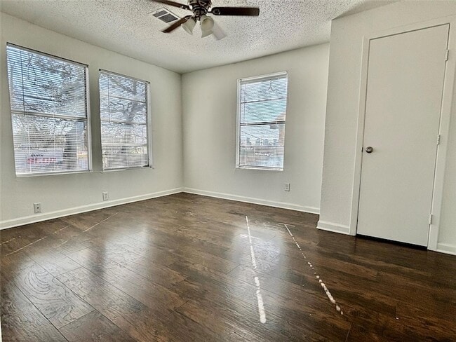 Building Photo - 2910 E 12th St