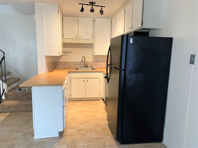 Building Photo - 2BR/1BA Townhome with pool in Penasquitos Villas