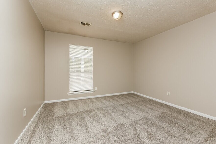 Building Photo - 9380 Forest Knoll Dr