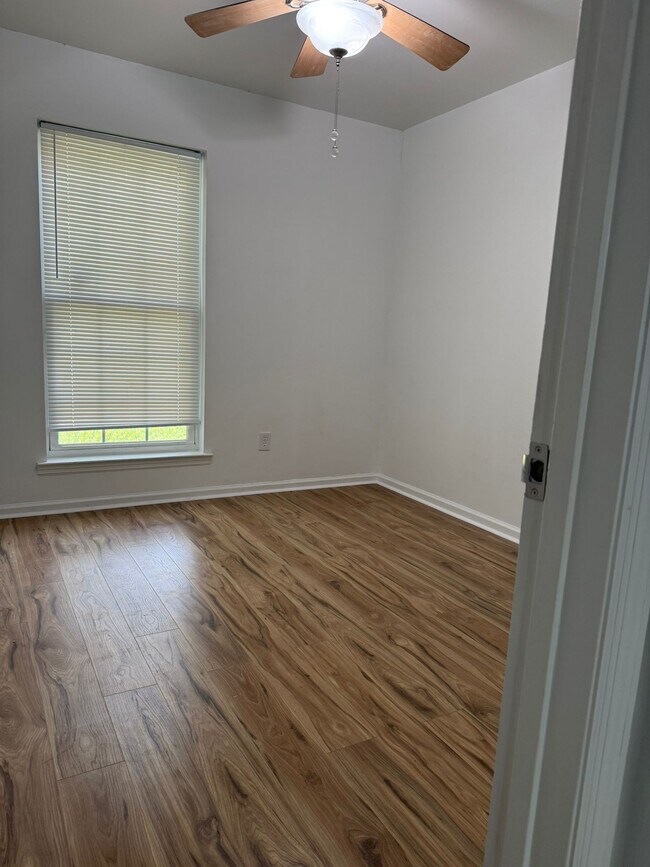 Building Photo - 908 Highland Dr