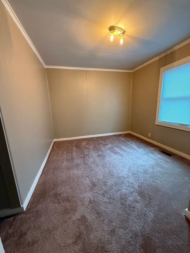 Building Photo - Charming 2-Bedroom Duplex in a Convenient Location!