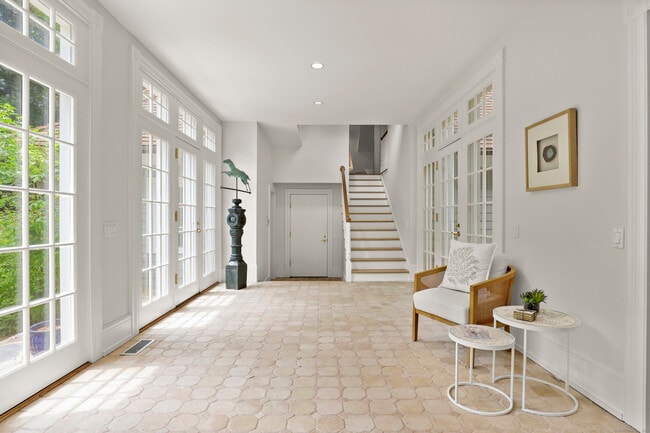 Building Photo - 7 Mayflower Ln