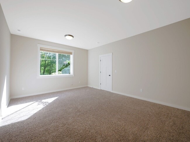 Building Photo - 3 Bed, 2.5 Bath Beautiful Single-family Av...