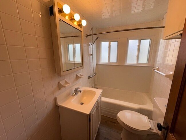 Building Photo - Cozy 2-Bed Single-Family in East Akron — Pet-Friendly, Garage + Covered Patio