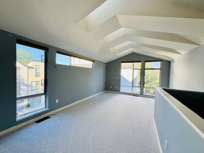 Building Photo - Wonderful Try-level condo near Pleasant Hill Bart-Iron Horse Ln. Walnut Creek
