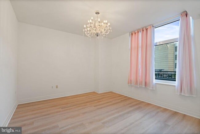 Building Photo - 8220 Crestwood Heights Dr