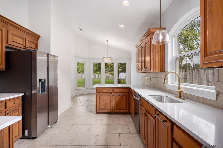 Building Photo - 10417 Oakline Dr