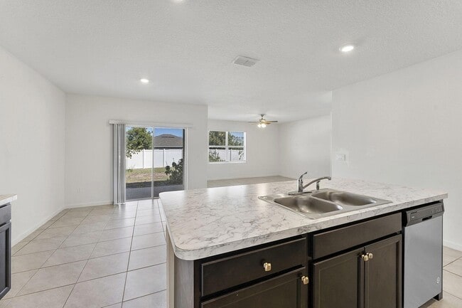 Building Photo - 357 SE Oakridge Dr